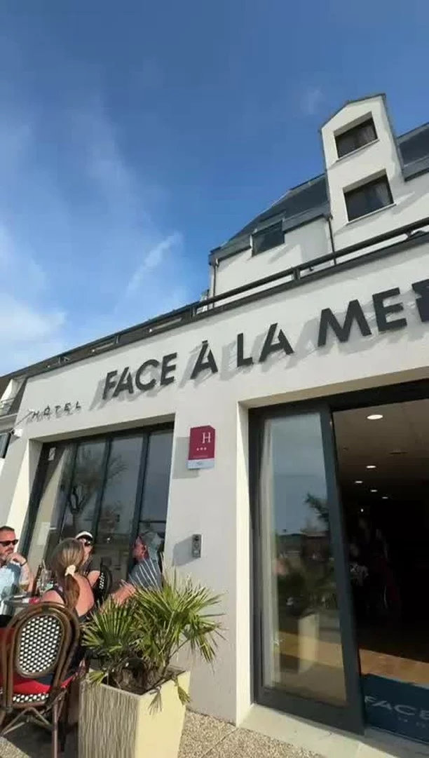 Du soleil en bord de plage ☀  #FaceALaMer #Accueil #HotelNormandie #MervilleFranceville #VoyageEnNormandie #SejourEnFamille #Reception #HôtellerieDeCharme #WeekendNormand