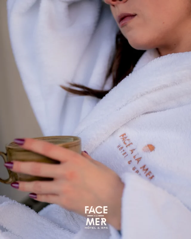 🧖‍♀️ Un matin à FALM, c’est…
Un peignoir douillet, une tasse chaude entre les mains, et le calme de la mer comme seule compagnie.
Ici, on ralentit, on respire, on prend soin de soi.  #FaceALaMer #SpaDay #SlowMorning #Normandie #BienÊtre