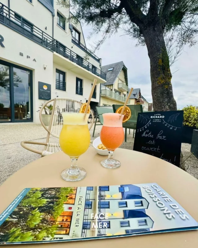 Le bar de l’Hôtel Face à la Mer est ouvert à tous ! Oui, à vous qui passez par là pour une balade, un moment détente… ou juste l’envie d’un bon cocktail les pieds (presque) dans le sable 🌊  Imaginez : une boisson fraîche maison, une vue dégagée sur la mer, le calme de Merville-Franceville, et cette sensation que les vacances ont déjà commencé ✨  📍Que vous soyez client de l’hôtel ou simplement de passage, installez-vous confortablement en terrasse et laissez-vous porter.  🍍🍓 Des cocktails fruités, du café de qualité, quelques douceurs salées et surtout… un accueil comme à la maison.  🕒 Notre bar est ouvert à tous, tout l’été. Passez quand vous voulez !  #FaceALaMer #BarAvecVue #MervilleFranceville #CocktailTime #NormandieSecrète #PlageEtDétente #TerrasseAvecVue #OuvertATous #HôtelDeCharme #NormandieTourisme