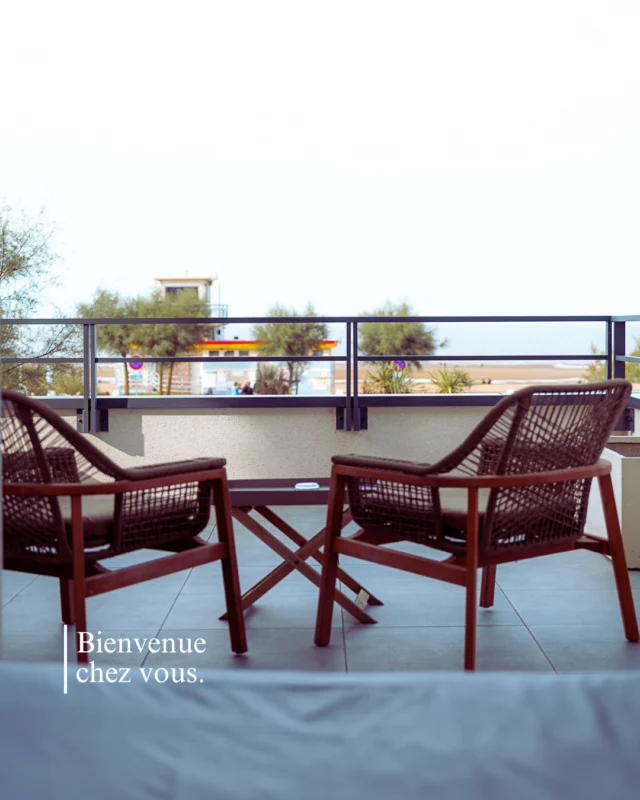 🌊 Profitez de la vue. Respirez. Vous êtes chez vous. 🌿  Installez-vous confortablement, laissez la lumière de la mer vous envelopper et écoutez… le calme de Merville-Franceville. À quelques pas de la plage, nos chambres avec balcon vous offrent un tête-à-tête unique avec l’horizon.  Chez Marina et Julien, chaque détail est pensé pour que vous vous sentiez comme à la maison, en mieux. Ici, le temps ralentit, et le paysage devient un décor quotidien.  📍 Une escapade normande, entre ciel et mer.
📅 Et si vous posiez vos valises le temps d’un week-end ?  #FaceÀLaMer #VueMer #NormandieTourisme #EscapadeNormande #ChezVousIci #SlowTravel #MervilleFranceville #BienÊtre #HôtelDeCharme #Authentique
