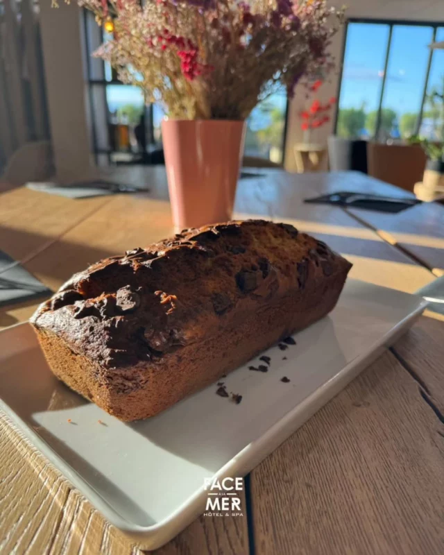 Chez Face à la Mer, on aime les petites attentions… surtout quand elles sortent du four encore tièdes 😍  Ce matin, nos clients ont eu la douce surprise de découvrir un délicieux banana bread maison, préparé avec amour par notre équipe.  #FaceàlaMer #FoutaNormande #MerchFALM #PlageAttitude #SouvenirDeVacances #MadeInFranceville